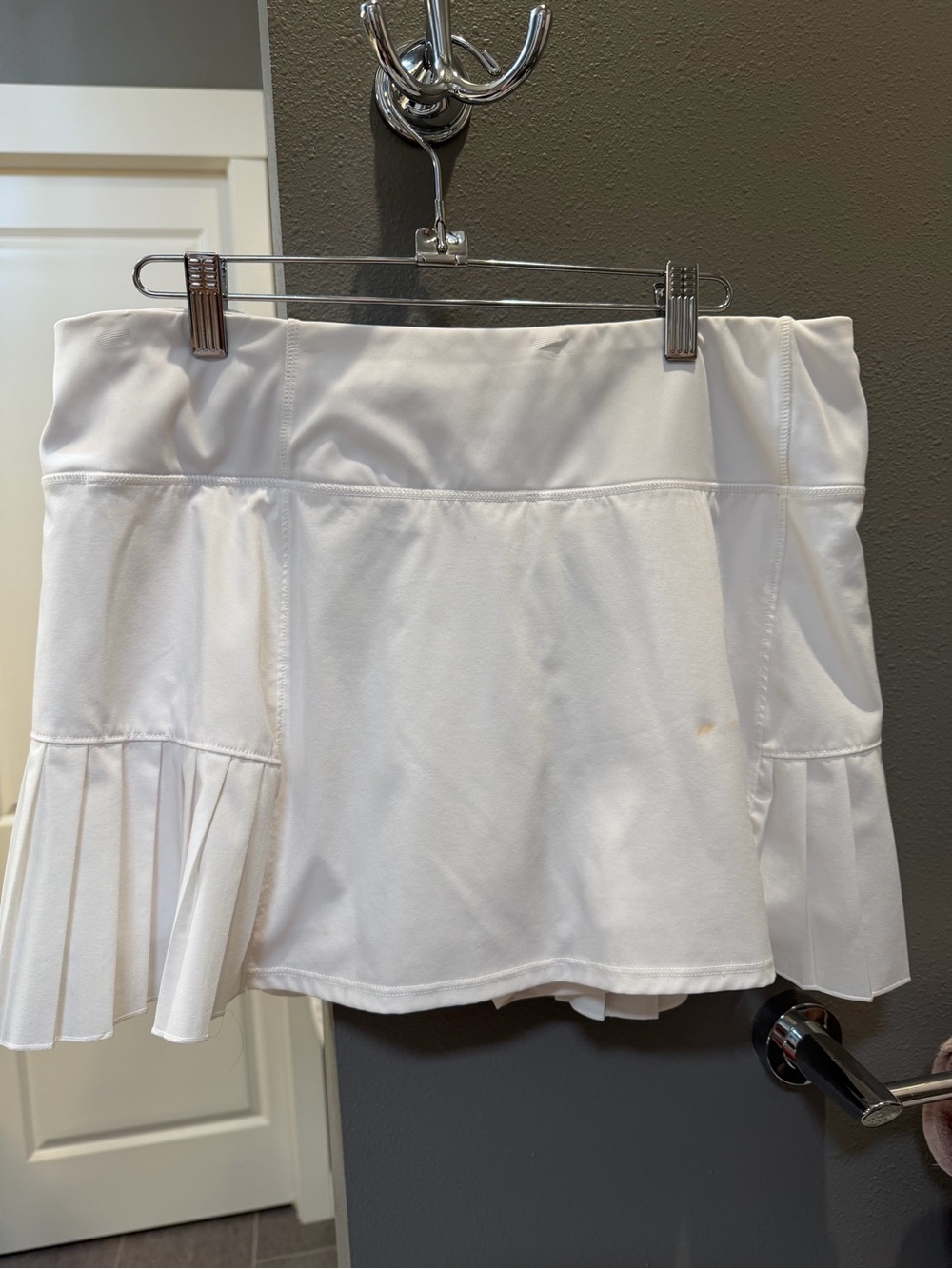 Mondetta White Pleated Mini Skirt